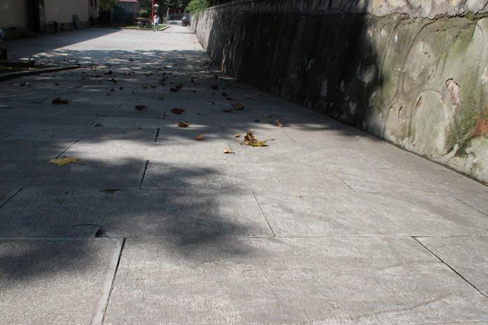 青石地板怎样做好养护???
???